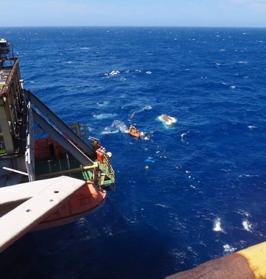 Barco De Pesca Afunda E Cinco Pescadores S O Resgatados Por Petroleiros