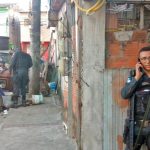 PM vasculha becos e vielas nas comunidades das Malvinas e Nova Holanda, em Macaé.