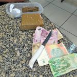 PM prende dois suspeitos por tráfico além de dinheiro estrangeiro e um quilo de maconha em tablete  DivulgaçãoPM 