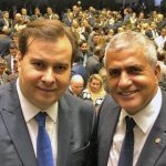 Christino Áureo, ao lado do deputado Rodrigo Maia no plenário