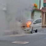 Veículo pega fogo na tarde de quarta-feira (6) na Rua Jonas Mussi, no bairro Sol Y Mar