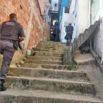 PM ocupa comunidade e bairro, após confronto entre traficantes rivais na manhã de último domingo, onde um jovem foi executado a tiros no Novo Horizonte – Reprodução/TV Record 