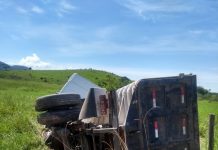 Motorista perde a direção e carreta tomba na RJ-106