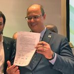 Guilherme Abreu entrega em mãos carta ao governador com propostas do movimento Repensar Macaé – Divulgação 