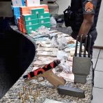 Mercadorias e dinheiros que seriam roubadas por criminosos foram resgatados pela Polícia Militar e levados para a 128ª DP de Rio das Ostras – Divulgação