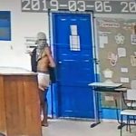 Na noite de última quarta-feira (6), a unidade de ensino foi arrombada por criminoso que danificou várias fechaduras das salas de aula – Câmera circuito interno
