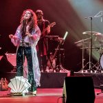 Com sua voz afinada e estilo próprio, o cantor consegue ir do grave ao agudo de uma frase musical a outra. Filipe esbanja versatilidade no novo show, incorporando desde uma sereia estilizada a um índio futurista.