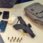 Com o rapaz foram encontrados uma pistola 9 milímetros, seis munições e meio quilo de cocaína dentro da mochila. –  Divulgação