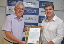 Welbert Rezende entrega Moção de Aplausos ao jornal O DEBATE