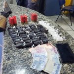 PM apreende 60 pinos de cocaína, espingarda calibre 12, além de 11 munições e aparelho de celular – Divulgação PM