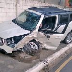 Veículo perdeu a direção, bateu em árvore e parou do outro lado da pista, no Novo Cavaleiros – Divulgação