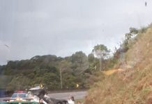 Carro capota após colidir em barreira de concreto na BR-101