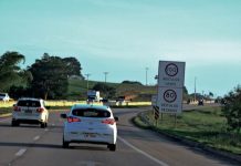 Carro capota na BR-101 em Macaé