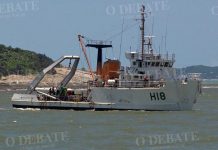 Navio patrulha da Marinha ajuda monitorar manchas de óleo nas praias
