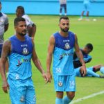 Zagueiro (à esquerda), que chega por empréstimo na temporada, foi vice-campeão estadual e campeão da Copa Espírito Santo pelo Real Noroeste – Divulgação/ Macaé Esporte