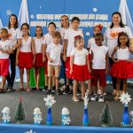 Alunos e professores em festa de natal