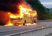 Ônibus pega fogo na BR-101, em Silva Jardim (Vídeo)