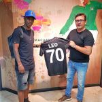 Atleta, cria de Macaé, pousou ao lado do presidente do Verdão, Rodrigo Santos, antes de embarcar rumo ao futebol Asiático – Divulgação/ Serra Macaense