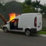 Após colidir em poste, chamas se alastram e causa apreensão aos motoristas que trafegavam na Rodovia Norte-Sul – Eu, leitor, o repórter 