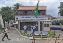 Lancha naufraga e deixa cinco tripulantes à deriva