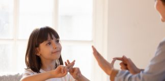 Melhorias na educação bilíngue para surdos ganham aprovação no Senado