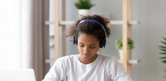 Podcast Sala dos Professores discute racismo no ensino de línguas e na educação