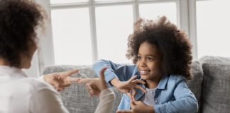 Aula de empatia: menina de oito anos grava vídeos para ensinar libras ao avô