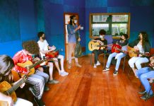 Aula de música na Rede Cultural Beija-Flor. FOTO DIVULGAÇÃOz