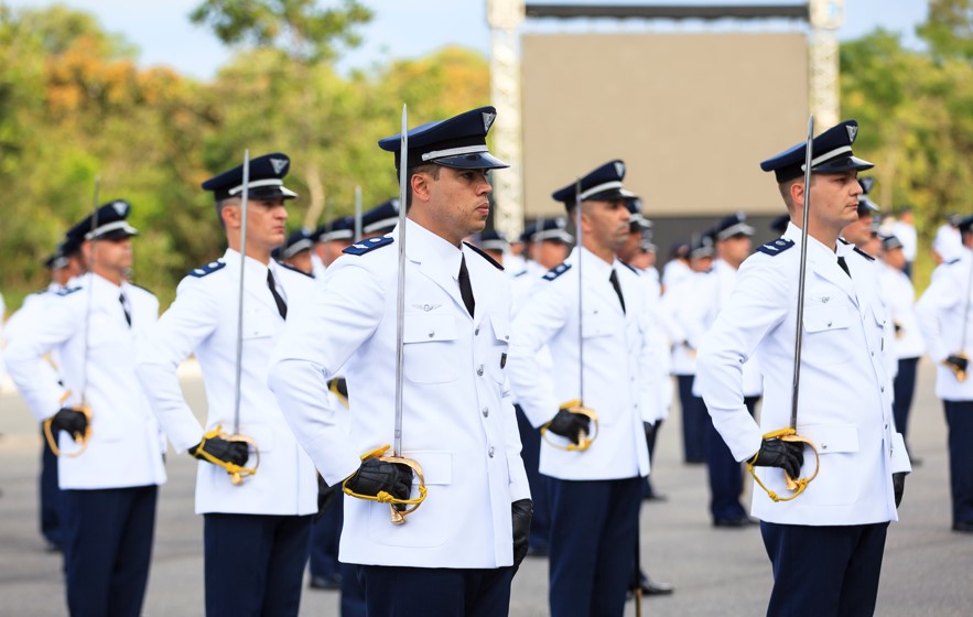 Equipe náutica do Bmar realiza instrução para militares da Marinha do Brasil