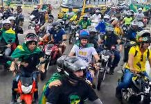 Na Bahia, Bolsonaro participa de motociata e é ovacionado