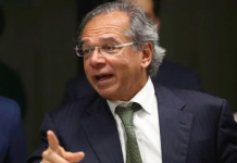 Guedes é ovacionado em restaurante e sente o momento diferenciado que vive o país