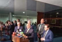 Senadores protocolam pedido de impeachment contra Barroso