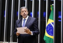 Com votos do PT e bolsonaristas, Arthur Lira é reeleito para a presidência da Câmara