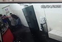 Preso por estupro ataca policial na delegacia e é morto com tiro na cabeça (Veja o vídeo)