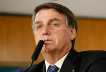 Bolsonaro chora ao ver médico que o operou após facada