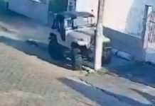 Colisão de jipe com poste impressiona pela resistência da lataria do veículo (vídeo)