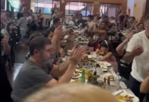 Jair Bolsonaro é ovacionado em restaurante de Brasília