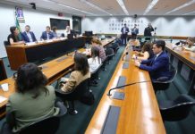 Debatedores alertam para impactos nocivos das telas na saúde mental de jovens