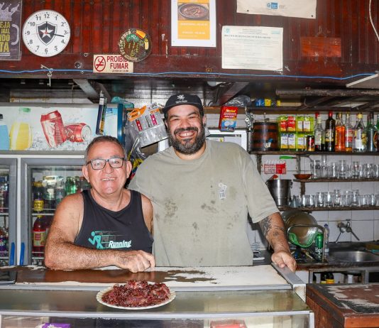 Chef Hugo Dias registra a memória viva de Macaé em minissérie documental “Botecar Macaé – Histórias de Balcão”
