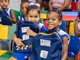 Macaé inicia entrega de mochilas literárias