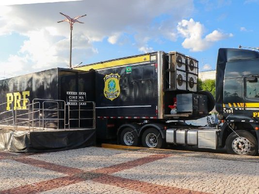 Carreta Cinema da PRF promove educação no trânsito com sessões gratuitas em Macaé