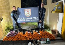 32° BPM apreende dois fuzis, duas pistolas e grande quantidade de drogas em Macaé
