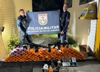 32° BPM apreende dois fuzis, duas pistolas e grande quantidade de drogas em Macaé