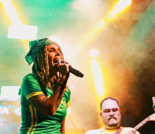 Marvvila, a rainha da nova geração do pagode, é a convidada do “Amanda em Casa na Copa” neste domingo, em Macaé