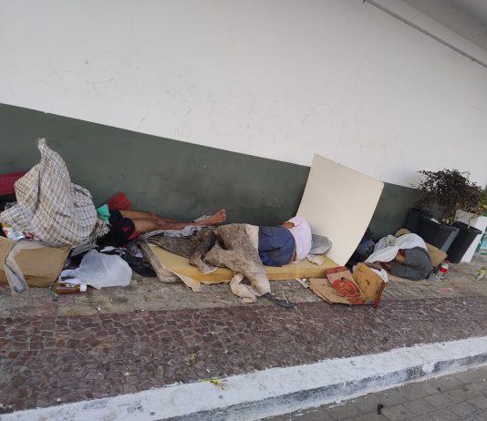 Moradores e comerciantes cobram ações diante do aumento da população em situação de rua em Macaé