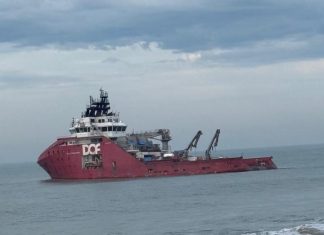 Remoção de navio encalhado na Praia Campista começa em Macaé