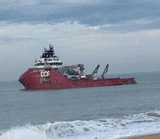 Remoção de navio encalhado na Praia Campista começa em Macaé