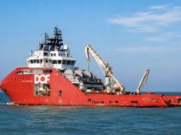 Após 83 dias encalhado, navio Skandi Amazonas deixa Macaé rebocado rumo a estaleiro em Niterói