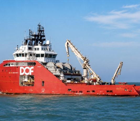 Após 89 dias encalhado, navio Skandi Amazonas deixa Macaé rebocado rumo a estaleiro em Niterói