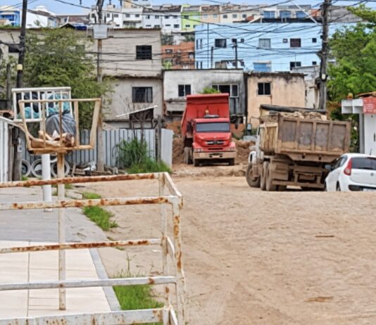 Moradores da Riviera Fluminense reclamam de poeira e lama e cobram providências